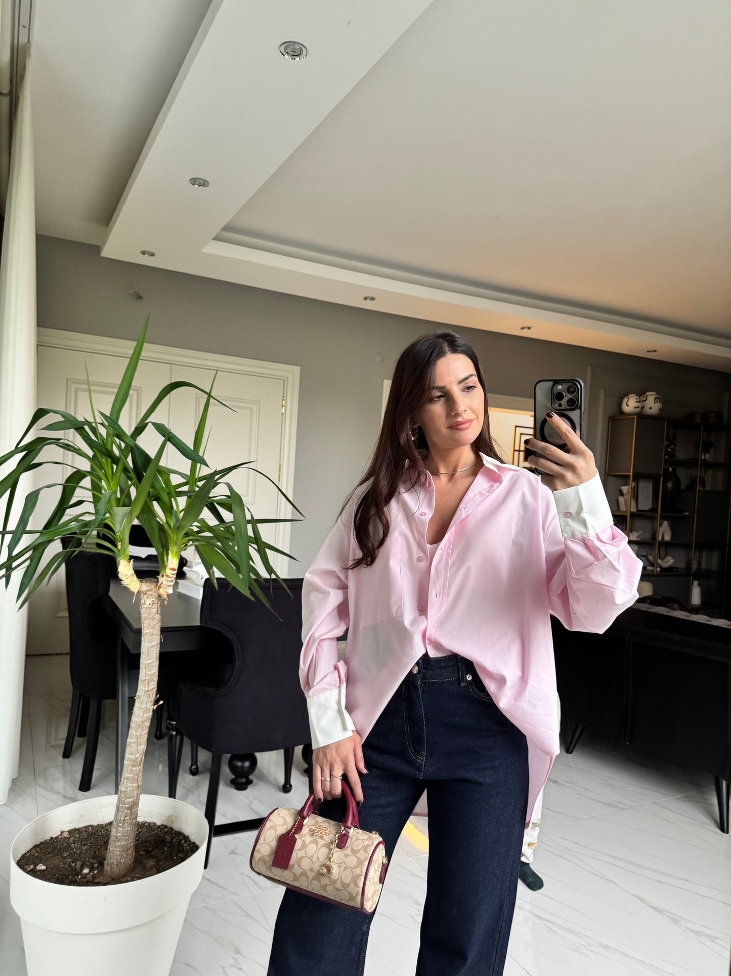 Pembe Yaka ve Manşet Detaylı Gömlek