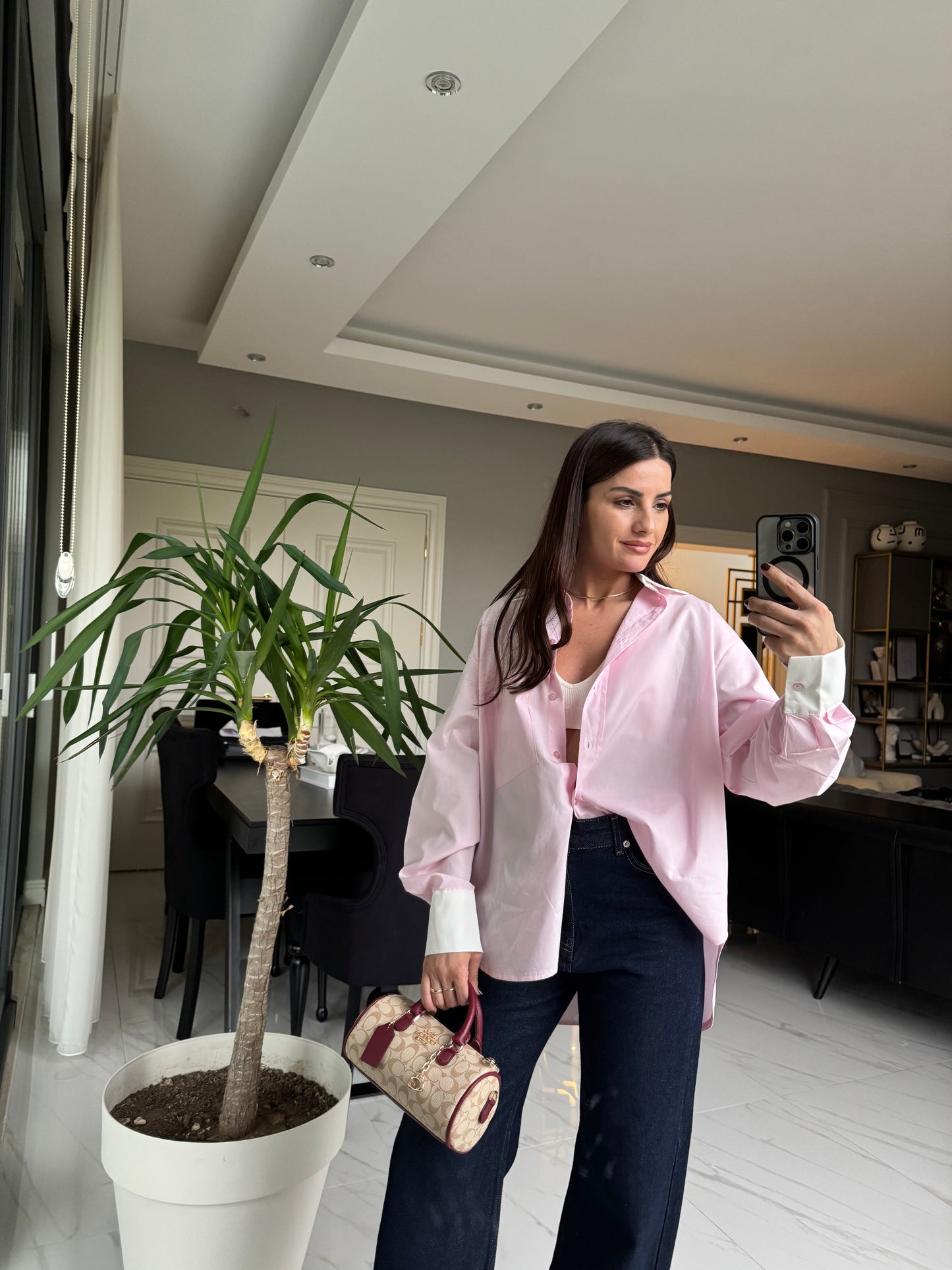 Pembe Yaka ve Manşet Detaylı Gömlek