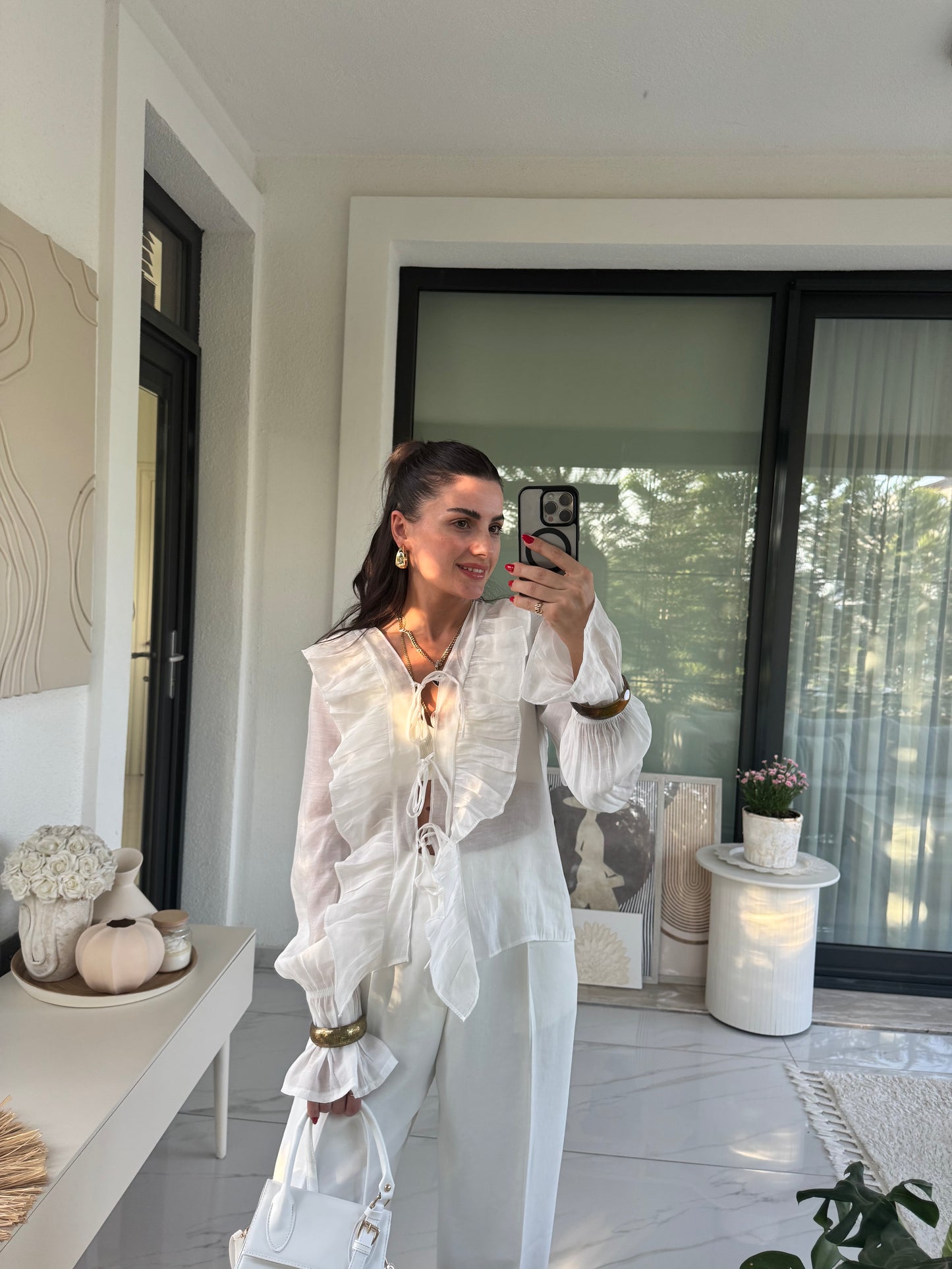 Beyaz Volanlı Bağlamalı Gömlek