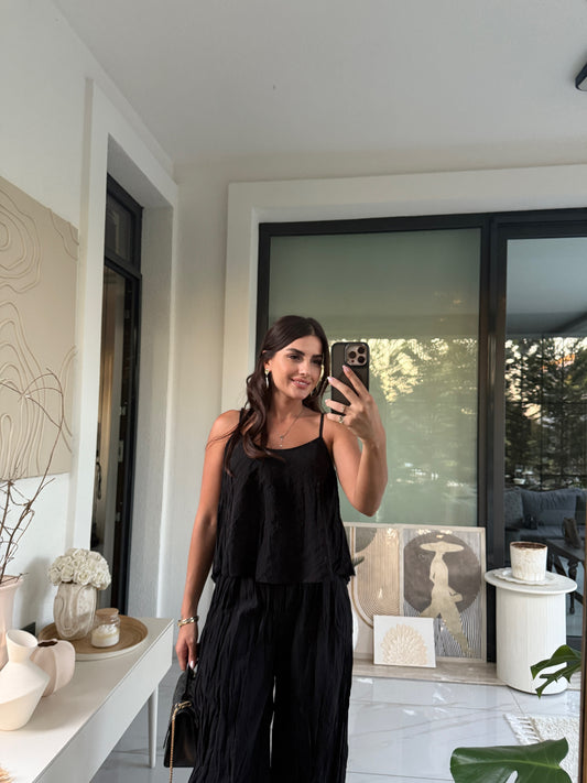 Siyah Kırışık Askılı Bluz ve Pantolon Takım