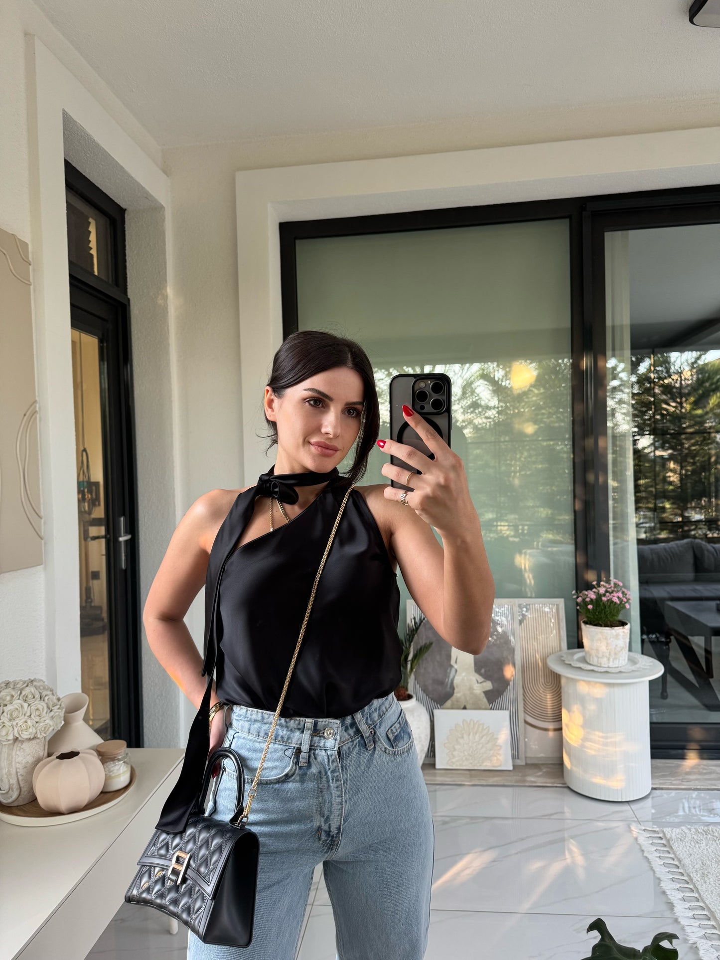 Siyah Boyundan Bağlamalı Tasarım Bluz