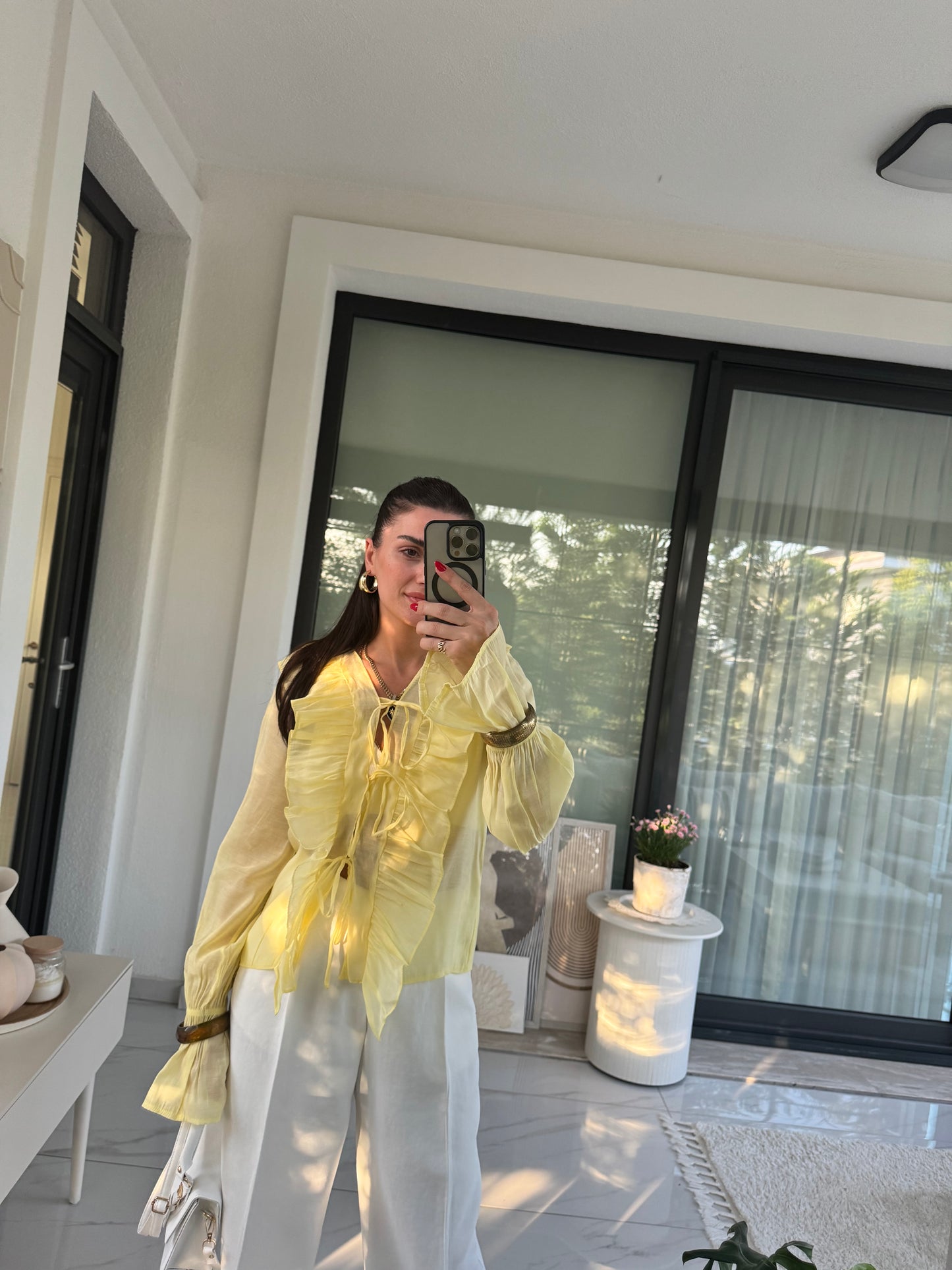 Sarı Volanlı Bağlamalı Gömlek