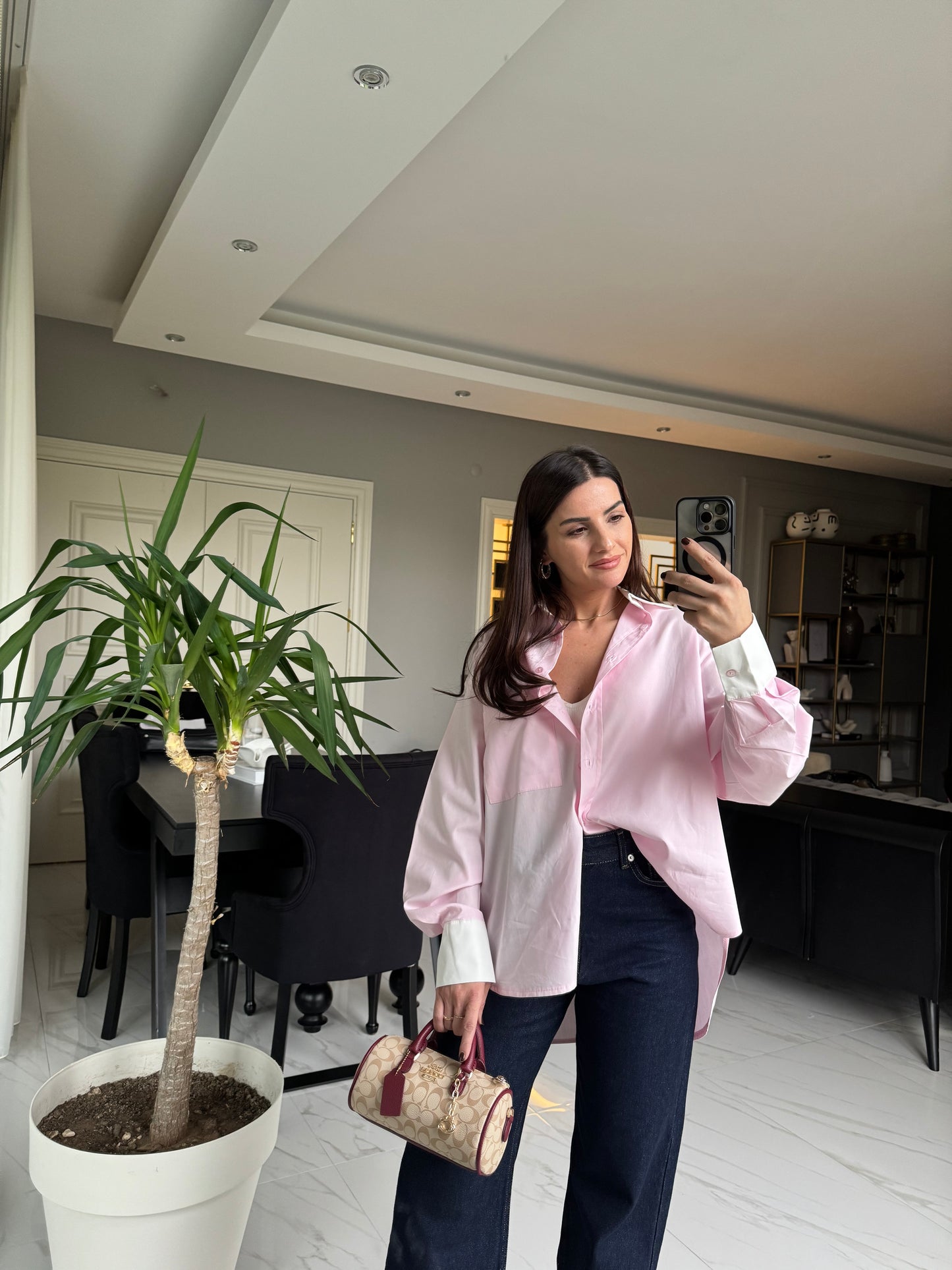 Pembe Yaka ve Manşet Detaylı Gömlek